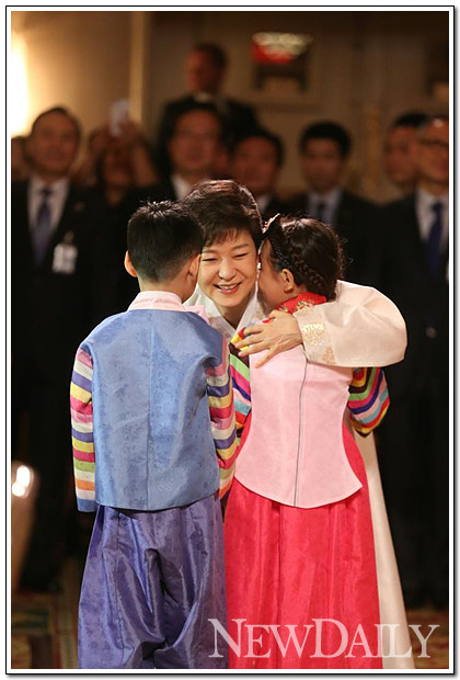 ▲ 미국을 방문 중인 박근혜 대통령이 5일(현지시간) 뉴욕 동포간담회에 참석해 아이들과 포옹하고 있다. ⓒ 뉴데일리