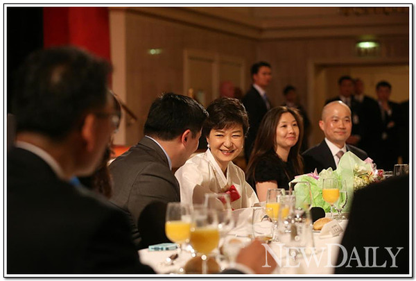 ▲ 박근혜 대통령이 5일 오후(현지시간) 미국 뉴욕 동포 간담회에서 대화를 나누고 있다. ⓒ 뉴데일리