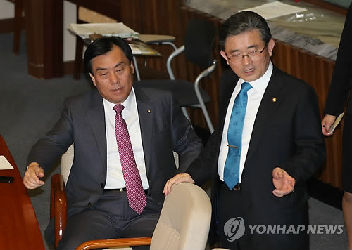 ▲ 이한구 새누리당 원내대표(오른쪽)와 박기춘 민주당 원내대표가 국회 본회의장에서 대화를 하고 있는 모습. ⓒ연합뉴스