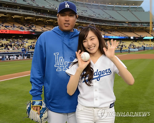 ▲ 소녀시대의 티파니가 LA다저스 스타디움에서 류현진과 사진을 찍고 있다. ⓒ연합뉴스