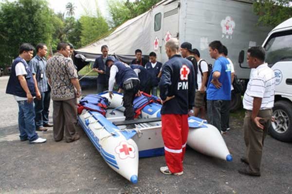 ▲ 2011년 당시 훈련 모습. 다국적 재난구호기관들이 구명용 RIB를 살펴보고 있다.