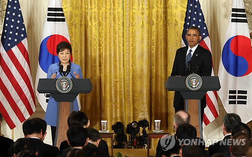 ▲ 박근혜 대통령이 7일 오후(현지시간) 백악관 이스트룸에서 열린 한ㆍ미 정상 공동기자회견에서 버락 오바마 미국 대통령이 지켜보는 가운데 기자들의 질문에 답변하고 있다. ⓒ 연합뉴스