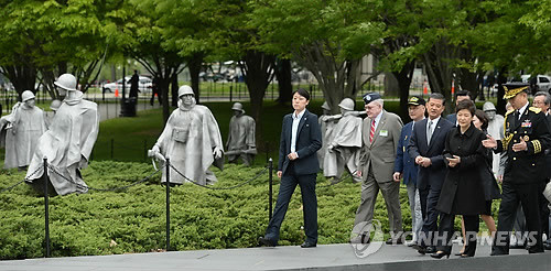 ▲ (워싱턴=연합뉴스) 6일 오후(현지시간) 미국 워싱턴에 도착한 박근혜 대통령이 한국전 참전기념비 공원을 방문, 조형물을 둘러보고 있다. 2013.5.7ⓒ