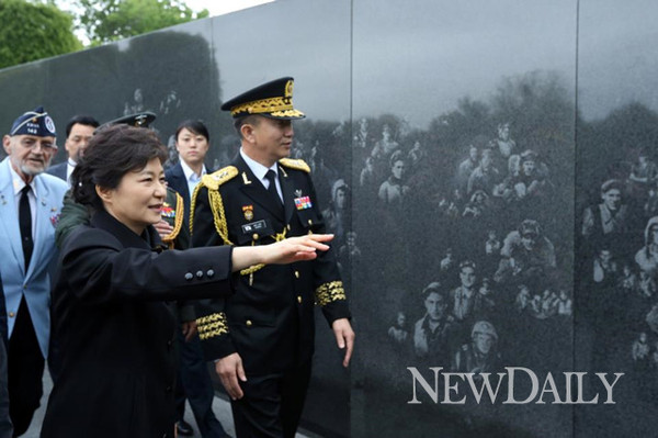 ▲ 박근혜 대통령이 7일(한국시간) 워싱턴의 알링턴 국립묘지와 한국전 참전 기념비공원을 둘러보고 있다. ⓒ 뉴데일리 (청와대 제공)