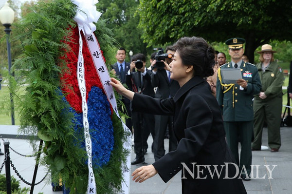 ▲ 박근혜 대통령이 7일(한국시간) 워싱턴의 알링턴 국립묘지와 한국전 참전 기념비공원을 둘러보고 있다. ⓒ 뉴데일리 (청와대 제공)