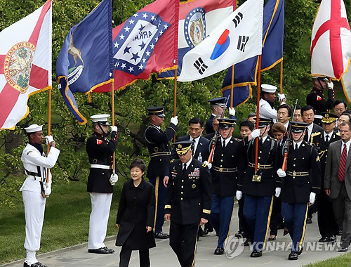 ▲ (워싱턴=연합뉴스)  미국 워싱턴에 도착한 박근혜 대통령이 6일 오후(현지시간) 알링턴 국립묘지를 방문, 헌화하기 위해 무명용사탑으로 향하고 있다. 옆은 마이클 리닝턴 워싱턴 관구 사령관. 2013.5.7ⓒ