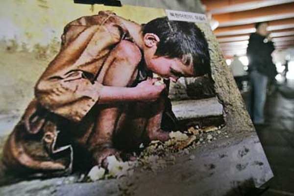 ▲ 북한인권사진전에 나온 사진 한 장. 김정은은 최근 군량미까지 풀어 주민들에게 배급을 실시한다고 떠들지만 주민 80%는 만성적인 영양실조 상태다.