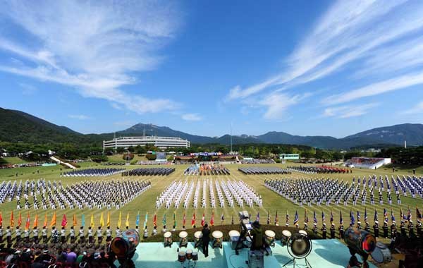 ▲ 계룡대에서 열린 국군의 날 행사 장면, 올해 국군의 날은 창군 65주년, 한미동맹 60주년을 맞는 기념일이다.