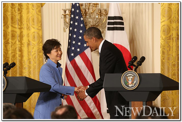 양국 정상 공동기자회견을 마친 뒤 오바마 대통령이 박 대통령의 손을 잡고 감사를 표시하는 모습 ⓒ 뉴데일리