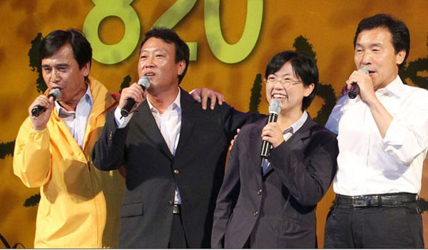 ▲ 2011년 서울광장에서 열린 '8.20 희망시국대회'에서 유시민-이정희 통진당 전 대표가 손학규 민주당 前 대표, 조승수 당시 진보신당 대표 등과 어깨동무를 하고 '민중가요'를 부르고 있는 모습.