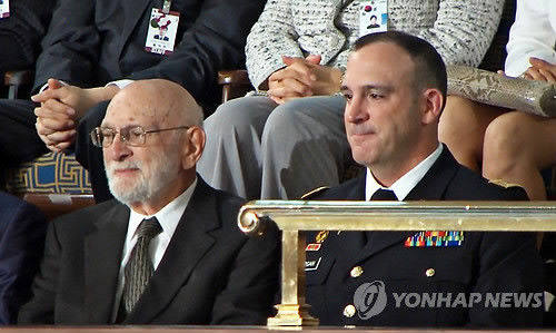 ▲ 주한미군으로 복무했던 데이비드 모건 중령과 한국전쟁에 참전했던 부친 존 모건 씨가 8일(현지시간) 미국 의회 상ㆍ하원 합동회에서 열린 박근혜 대통령의 영어 연설을 경청하고 있다. ⓒ 연합뉴스