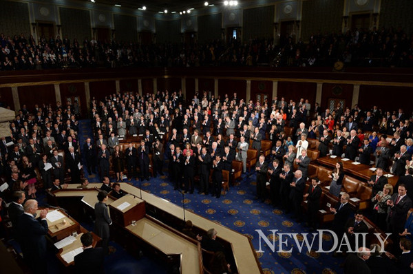 ▲ 주한미군으로 복무했던 데이비드 모건 중령과 한국전쟁에 참전했던 부친 존 모건 씨가 8일(현지시간) 미국 의회 상ㆍ하원 합동회에서 열린 박근혜 대통령의 영어 연설을 경청하고 있다. ⓒ 연합뉴스