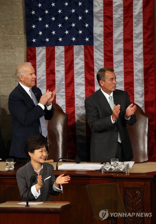 ▲ 박근혜 대통령이 8일 오전(현지시간) 미 의회에서 열린 상하원 합동회의에서 모건 가족을 소개하자 기립박수가 터져나오고 있다.  왼쪽은 조 바이든 부통령 겸 상원의장, 오른쪽은 존 베이너 하원의장. ⓒ 연합뉴스