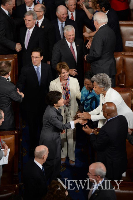 ▲ 박근혜 대통령이 8일 오전(현지시간) 미 의회에서 열린 상하원 합동회의에서 모건 가족을 소개하자 기립박수가 터져나오고 있다.  왼쪽은 조 바이든 부통령 겸 상원의장, 오른쪽은 존 베이너 하원의장. ⓒ 연합뉴스