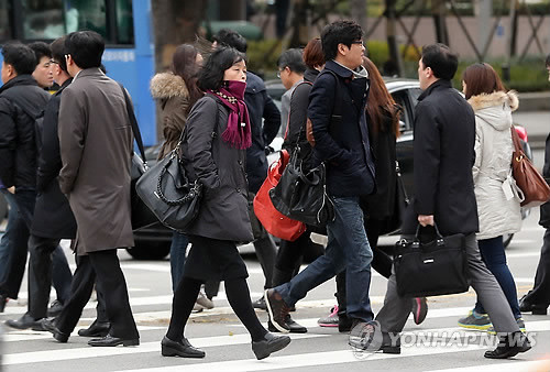 ▲ 광화문 네거리에서 시민들이 출근길을 재촉하고 있다. ⓒ연합뉴스