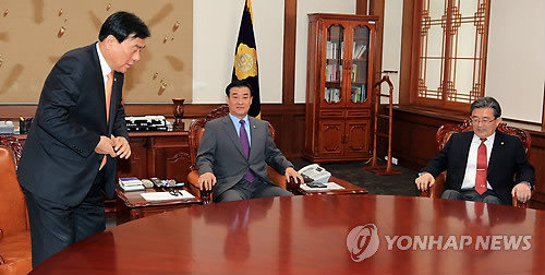 ▲ 강창희 국회의장(가운데)이 9일 새누리당 이한구(오른쪽), 민주당 박기춘 원내대표를 만나 무소속 안철수 의원의 상임위 배치 문제와 관련해 얘기를 나누고 있다. ⓒ연합뉴스