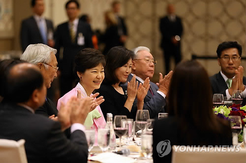 ▲ 미국 순방 마지막 도시인 로스앤젤레스에 도착한 박근혜 대통령이 8일 오후(현지시간) 리츠칼튼호텔에서 열린 동포간담회에서 환영박수를 받으며 밝은 표정을 짓고 있다.  ⓒ 연합뉴스