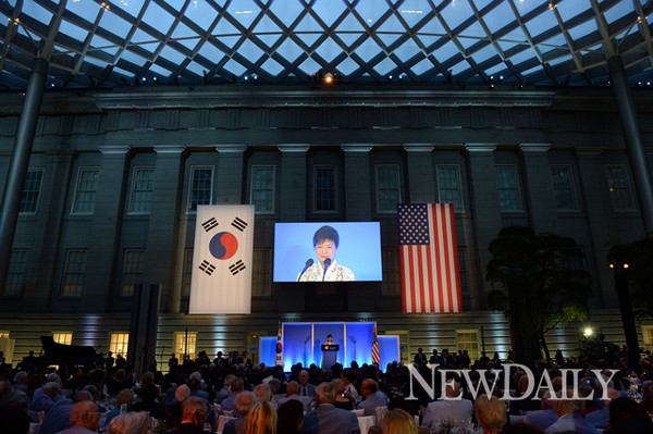 ▲ 박근혜 대통령이 6일(현지시간) 한미동맹 60주년 기념 기념만찬에서 만찬사를 하고 있다.  ⓒ 뉴데일리