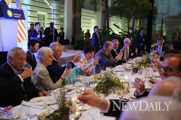 ▲ 박근혜 대통령이 6일(현지시간) 한미동맹 60주년 기념 기념만찬장에서 건배를 하고 있다.  ⓒ 뉴데일리