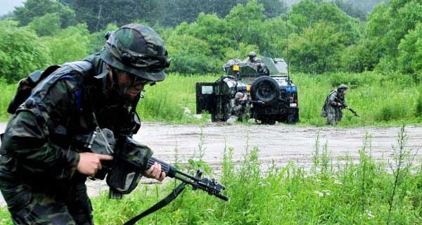 ▲ KCTC에서 훈련 중인 군인들. 전투는 날씨와 지형을 가리지 않는다.