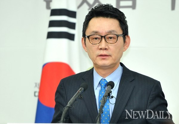 ▲ 박근혜 대통령의 방미 중 경질된 윤창중 전 청와대 대변인이 주한 미국 대사관 인턴 여직원을 성추행했다는 신고가 현지 경찰에 공식 접수된 것으로 10일 확인됐다. ⓒ 이종현 기자