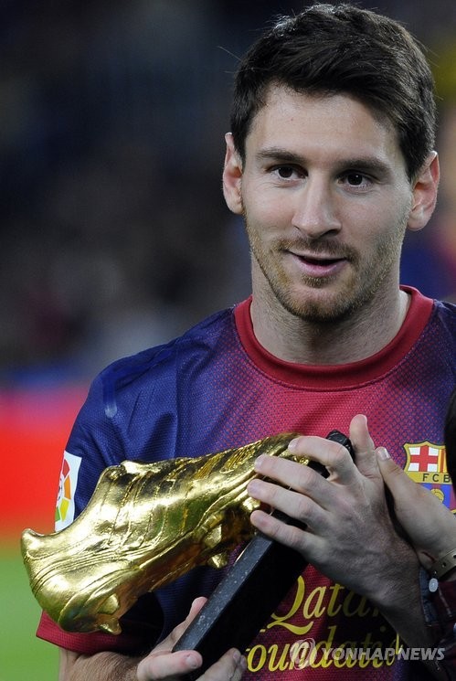 ▲ 스페인 FC바르셀로나의 리오넬 메시가 지난해 11월 3일 [최고 골잡이]임을 증명하는 골든부트를 들어보이고 있다 ⓒ연합뉴스