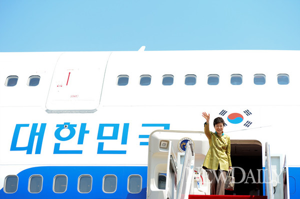 ▲ 박근혜 대통령이 지난 5일 첫 해외순방차 미국행 비행기에 오르고 있다. ⓒ 뉴데일리