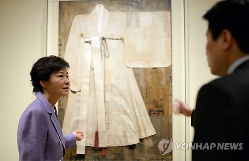 ▲ 한국작품 둘러보는 박 대통령 (로스앤젤레스=연합뉴스) 도광환 기자 = 박근혜 대통령이 9일 오전(현지시간) 로스앤젤레스 게티미술관에서 열린 창조경제리더 간담회에 앞서 박물관에서 전시중인 'Looking East'전에 전시중인 현대작가 김태순의 작품을 둘러보고 있다. ⓒ 연합뉴스