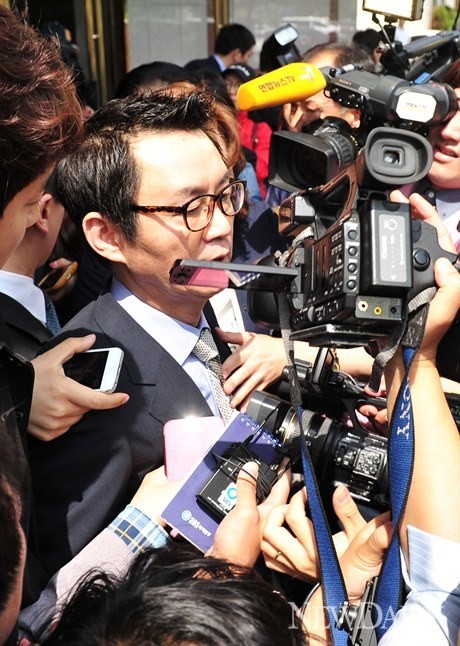 ▲ 윤창중 전 대변인이 11일 오전 10시 30분 서울 종로구 하림각에서 기자회견을 열고 주미대사관 인턴여성 성추행 의혹에 대해 해명했다. ⓒ 정상윤 기자