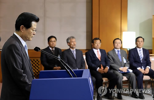 ▲ 허태열 청와대 비서실장이 12일 오후 청와대 춘추관에서 가진 기자회견을 통해 윤창중 전 대변인의 '성추행' 사건과 관련, 사과의 뜻을 표명하고 있다. 이 자리에는 수석 비서관들이 배석했으며 사의를 표명한 이남기 홍보수석은 참석하지 않았다. ⓒ 연합뉴스