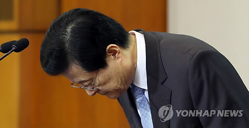 ▲ 허태열 청와대 비서실장이 12일 오후 청와대 춘추관에서 가진 기자회견을 통해 윤창중 전 대변인의 '성추행' 사건과 관련, 사과의 뜻을 표명하며 고개 숙여 절하고 있다. ⓒ 연합뉴스