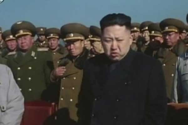 ▲ "아, 이게 아닌데…." 美항공모함 '니미츠'호 입항 소식에 북한은 비난성명을 내는 등 발악을 했지만 소용이 없었다. 시위를 벌이던 '자칭 진보평화단체' 회원들은 대부분 체포됐다.