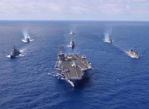 ▲ 美항공모함 '니미츠'호(CVN-68)와 '항모강습단' 소속 이지스 구축함, 이지스 순양함들의 모습. 이들은 12일 부산에 입항했다.