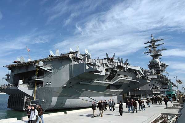 ▲ 부산 해군작전사령부에 입항한 美항공모함 '니미츠'호(CVN-68)의 모습.