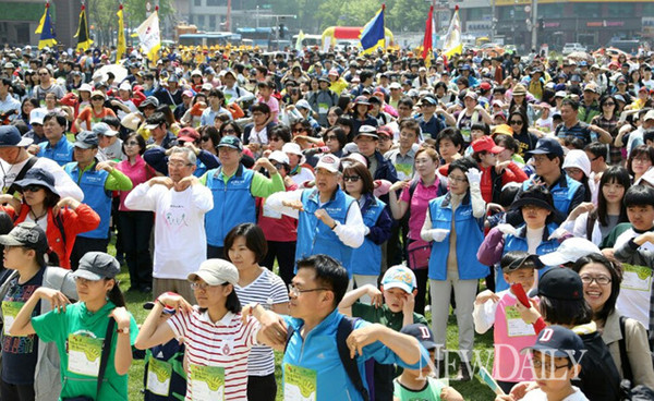 ▲ 11일 서울특별시교육청이 후원한 '2013 가족사랑 친구사랑 봄길걷기대회'에 참가한 시민들. ⓒ문용린 교육감 페이스북