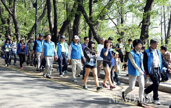 ▲ 11일 서울특별시교육청이 후원한 '2013 가족사랑 친구사랑 봄길걷기대회'에 참가한 시민들. ⓒ문용린 교육감 페이스북
