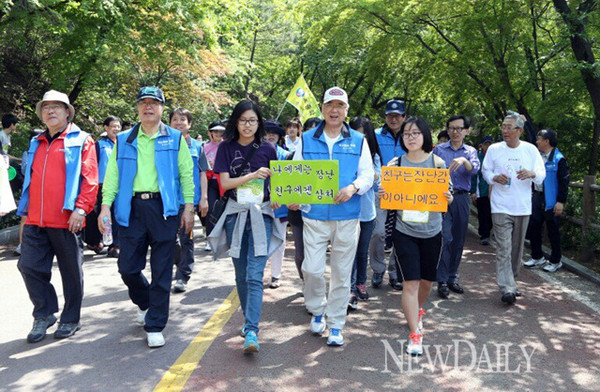 ▲ 11일 서울특별시교육청이 후원한 '2013 가족사랑 친구사랑 봄길걷기대회'에 참가한 시민들. ⓒ문용린 교육감 페이스북