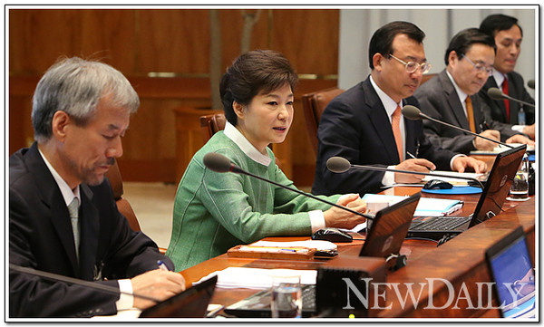 ▲ 13일 수석비서관회의를 주재하는 박근혜 대통령. 이날 회의에는 사의를 표명한 이남기 수석은 참석하지 않았다 ⓒ 뉴데일리