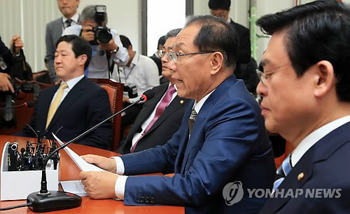 ▲ 황우여 새누리당 대표가 13일 오전 국회 대표최고위원실에서 열린 최고위원회의에서 윤창중 스캔들과 관련, 청와대 책임자의 엄중한 문책을 촉구하고 있다. ⓒ연합뉴스