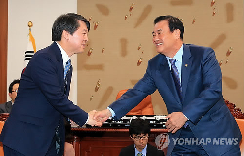 ▲ 강창희 국회의장이 13일 오전 국회의장실에서 최근 상임위 배치 문제를 원점에서 재검토하기로 한 무소속 안철수 의원을 만나 면담하기 앞서 악수하고 있다. ⓒ연합뉴스