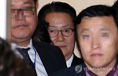 ▲ 저축은행에서 불법자금을 받은 혐의로 불구속 기소된 박지원 의원이 1일 오후 서울 서초동 서울중앙지법에서 열린 속행공판에 출석, 법정으로 향하는 엘리베이터에 타고 있다. ⓒ연합뉴스