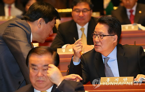 ▲ 민주당 박지원 의원과 박기춘 원내대표가 4월23일 국회에서 열린 의원총회에서 이야기하고 있다. ⓒ연합뉴스