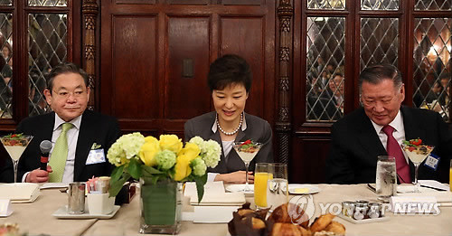 ▲ 사진 좌측부터 이건희 삼성 회장, 박근혜 대통령, 정몽구 현대기아차 회장