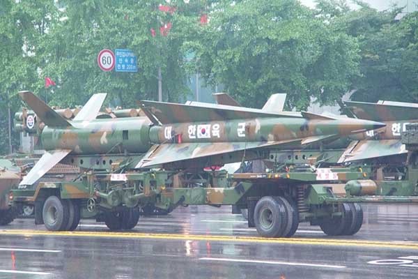 ▲ 국군의 날 퍼레이드에 나타난 '현무-2' 미사일. 구형 대공미사일 '나아키 허큘리스'의 몸체를 사용해 만든 국산 탄도탄이다.