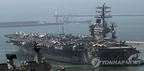 ▲ 부산항에 입항한 미국의 핵추진 항공모함 <니미츠호>. 13일부터 이틀간 동해상에서 진행된 이번 한미연합훈련에는 니미츠호와 항모항공여단(CVW), 항모타격단(CSG), 이지스 구축함인 몸센·프레블함, 미사일 순양함 프린스턴함 등이 참여했다. ⓒ연합뉴스