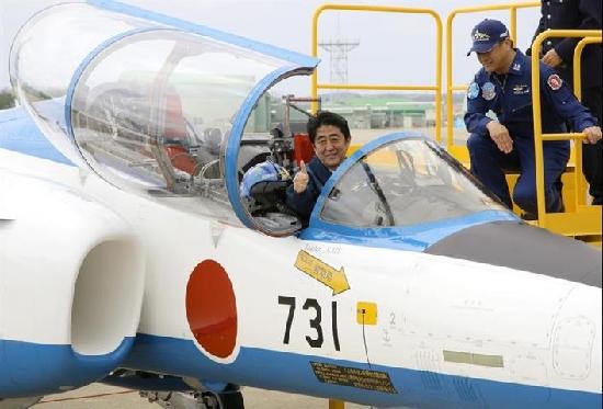 아베 신조 일본 총리가 지난 12일 항공자위대 기지를 방문, 편명이 ‘731’이라고 적힌 훈련기의 조종석에 앉아 엄지손가락을 들어올리고 있다. ⓒ아베 신조 팬페이지
