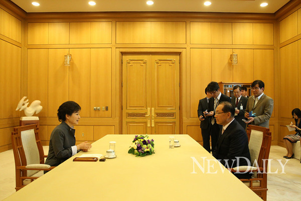 ▲ 박근혜 대통령이 14일 황우여 새누리당 대표를 만나 공직기강을 바로세우겠다는 확고한 입장을 밝혔다. ⓒ 뉴데일리 (청와대 제공)