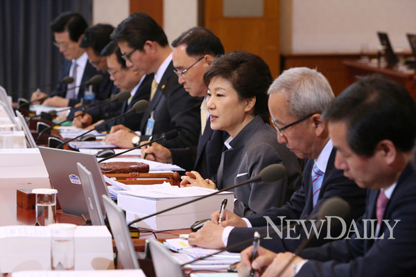 ▲ 박근혜 대통령이 14일 국무회의를 주재한 자리에서 공직자들의 처신에 대해 언급하고 있다. ⓒ 뉴데일리 (청와대 제공)