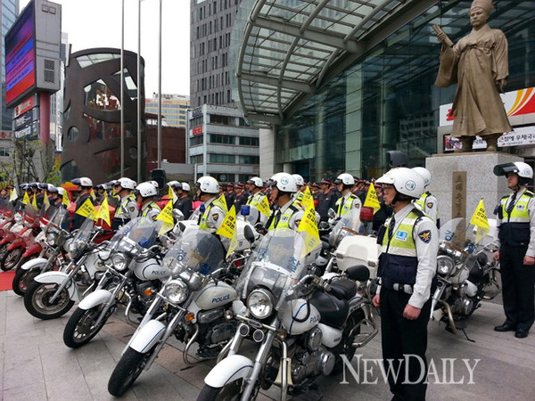 ▲ 14일 포스트타워 앞에 모인 우정사업본부 서울지방우청청 직원들과 서울지방경찰청 직원들이 4대 사회악(성폭력, 가정폭력, 학교폭력, 불량식품) 근절을 위해 함께 모였다.ⓒ윤희성 기자.