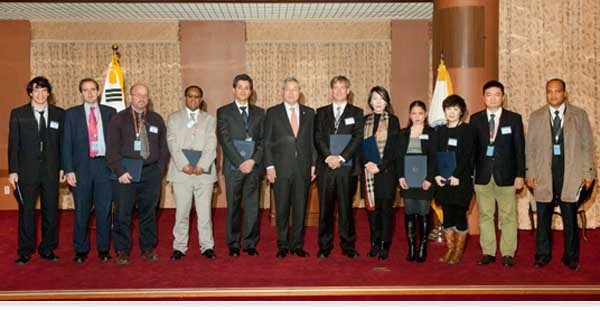 ▲ 박근혜 정부는 민간인의 공공외교 참여를 국정과제로 내걸었다. 사진은 외교부가 위촉한 공공외교 학술그룹의 모습.